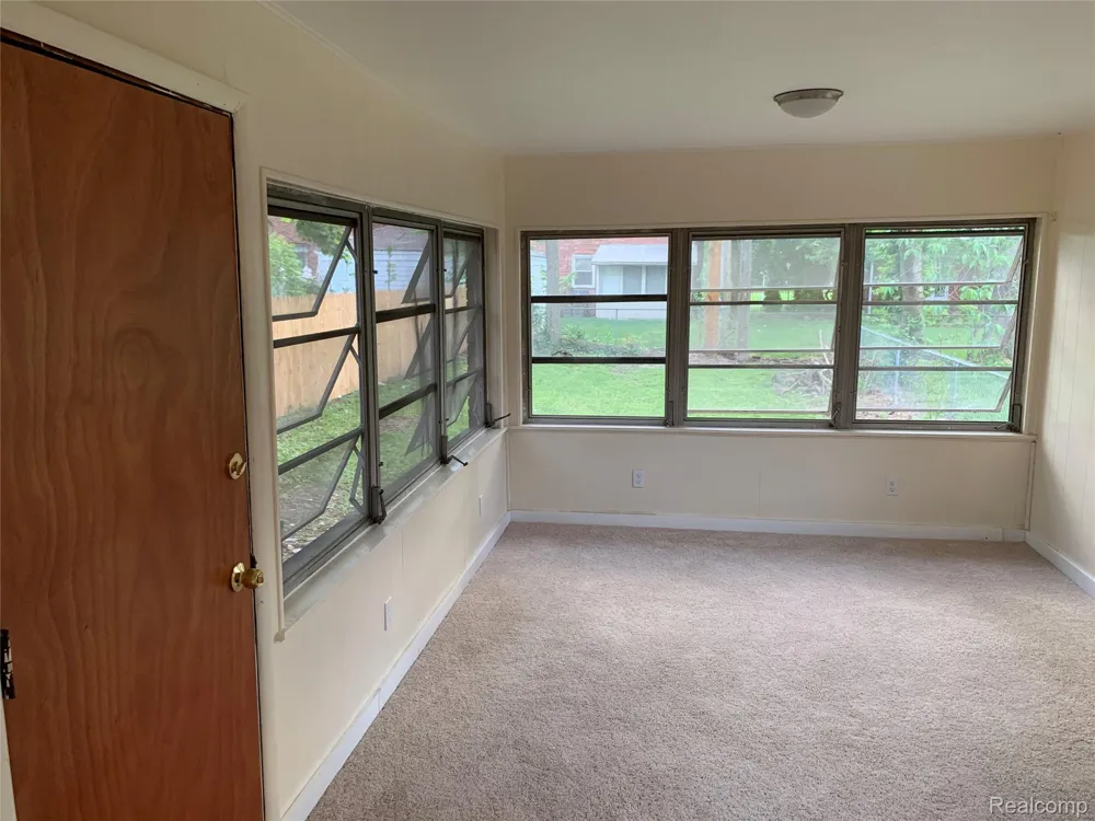 17241 Shaftsbury Avenue Detroit City, MI 48219