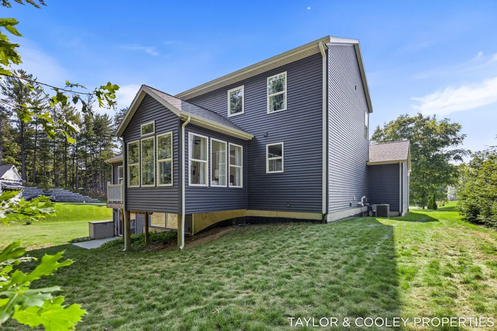 8129 Honeysuckle Hill Court SE Cascade Charter Township, MI 49512
