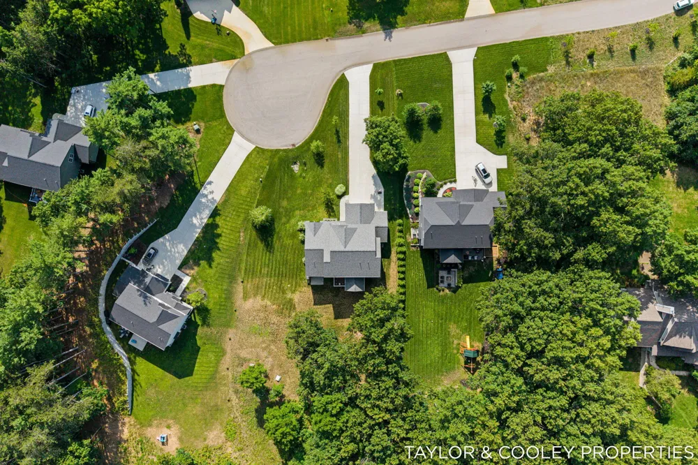 8129 Honeysuckle Hill Court SE Cascade Charter Township, MI 49512