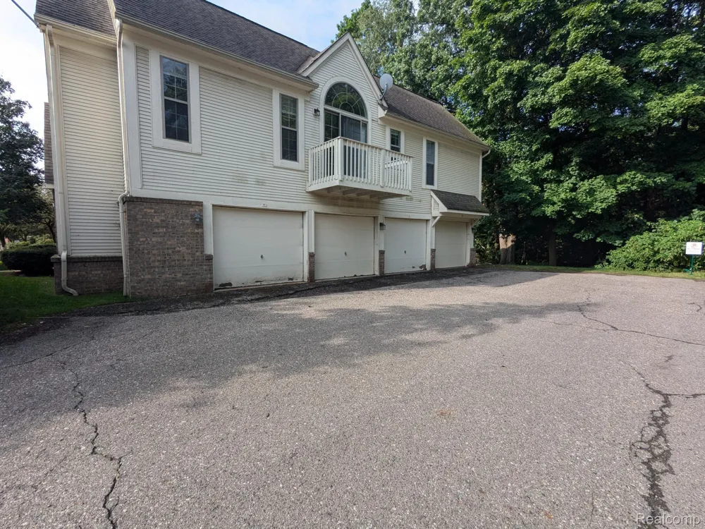 205 Maplewood Court South Lyon City, MI 48178