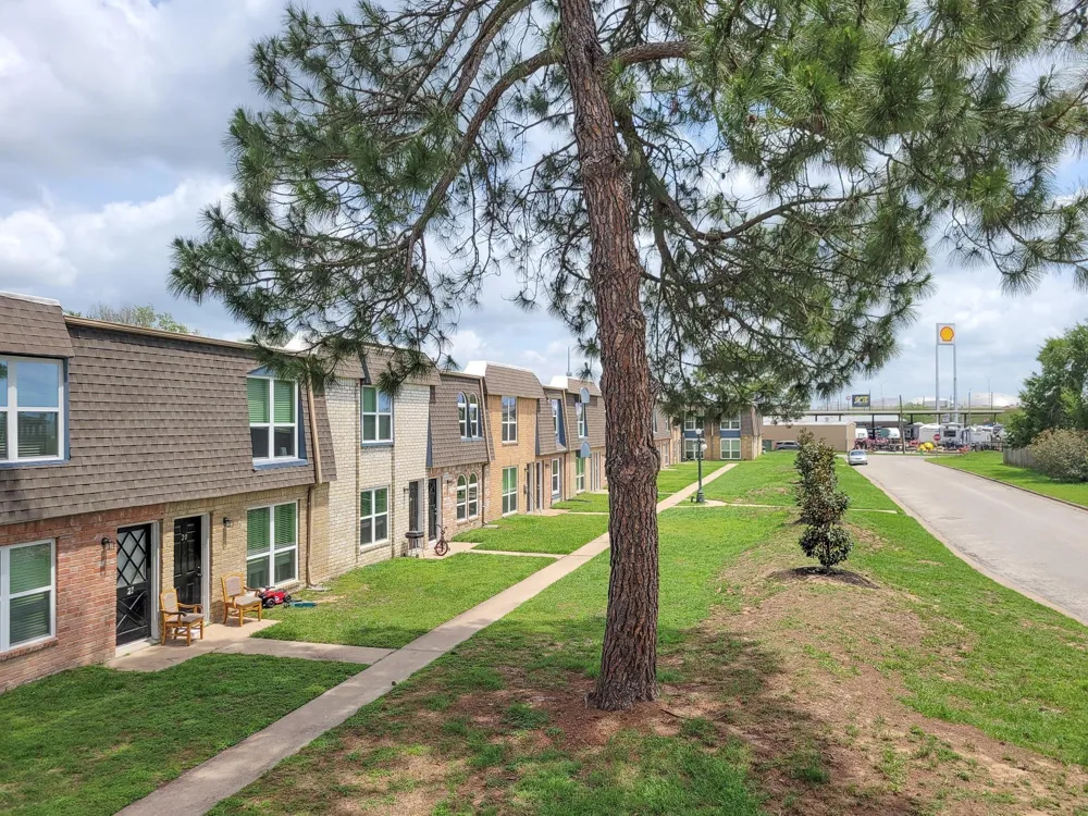101 Brookside Lane #32 Sealy, TX 77474