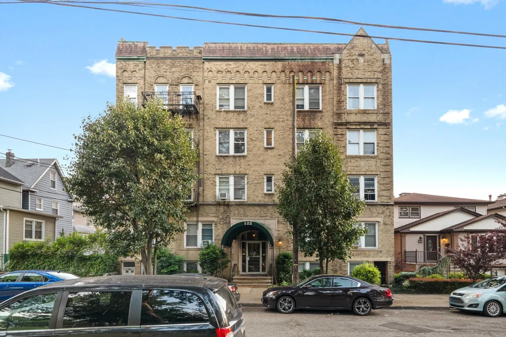 122 WEST 39TH ST Bayonne, NJ 07002