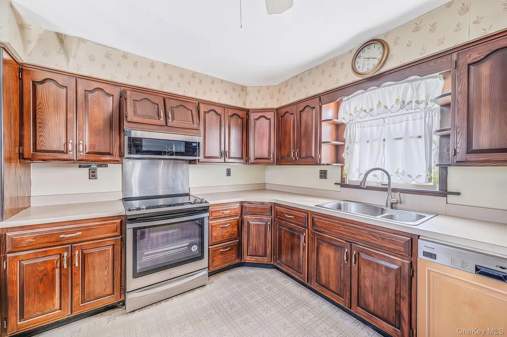 223 Fulton Avenue Lindenhurst, NY 11757