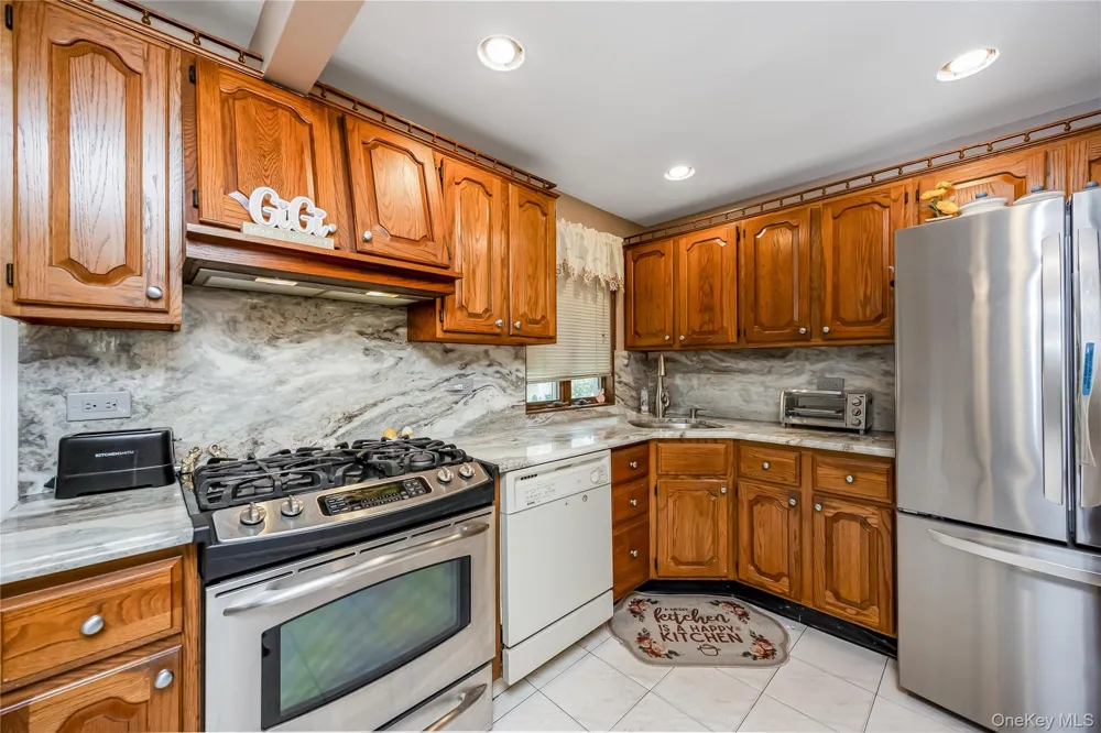 9 Linwood Avenue Farmingdale, NY 11735