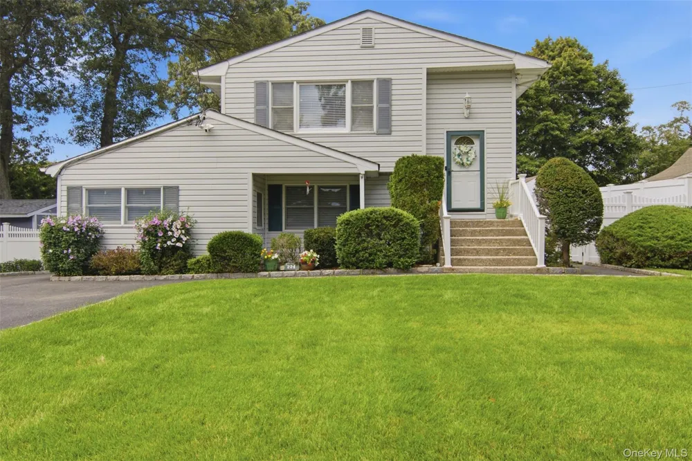 224 Holbrook Avenue Ronkonkoma, NY 11779