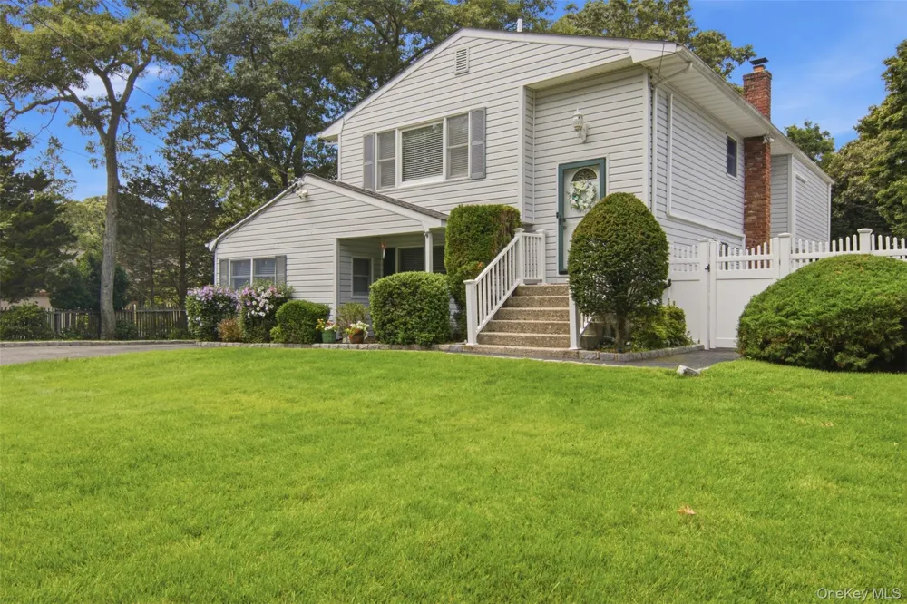 224 Holbrook Avenue Ronkonkoma, NY 11779