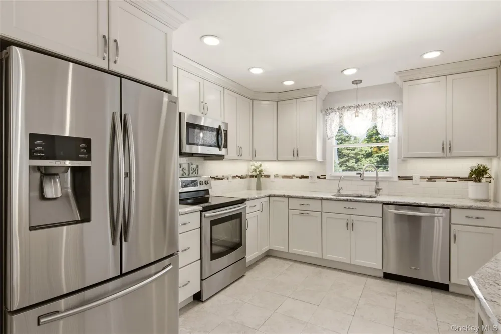 224 Holbrook Avenue Ronkonkoma, NY 11779