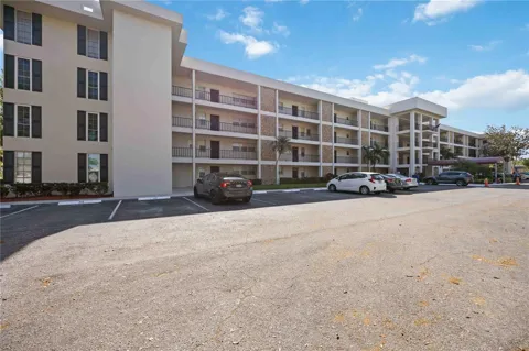 7461 W COUNTRY CLUB DRIVE #207