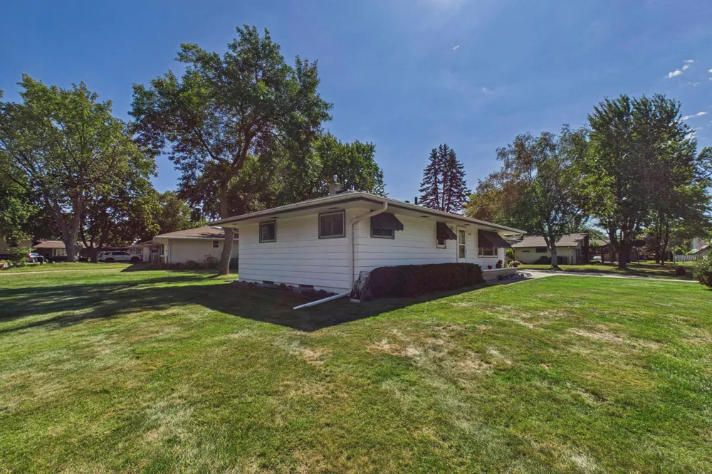 2364 Saint Albans Street Roseville, MN 55113