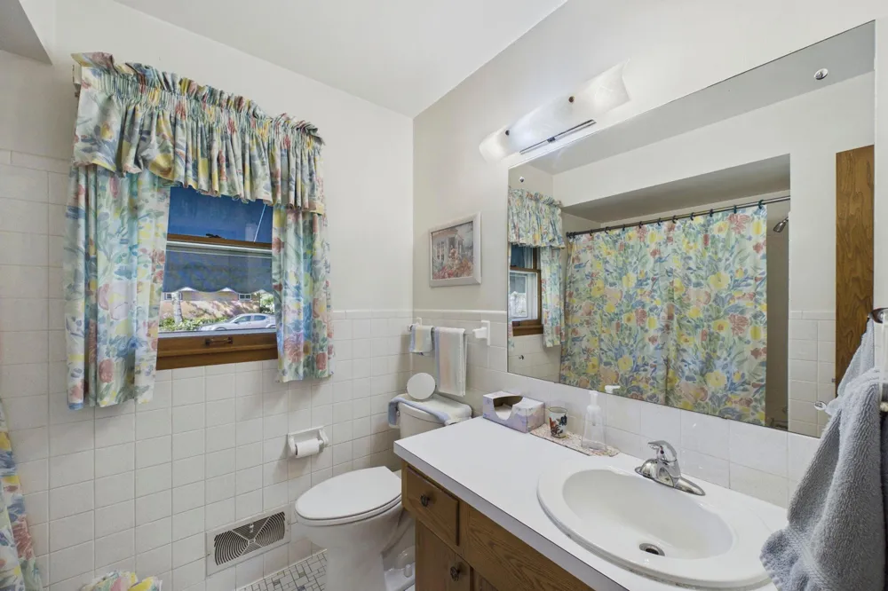 2364 Saint Albans Street Roseville, MN 55113