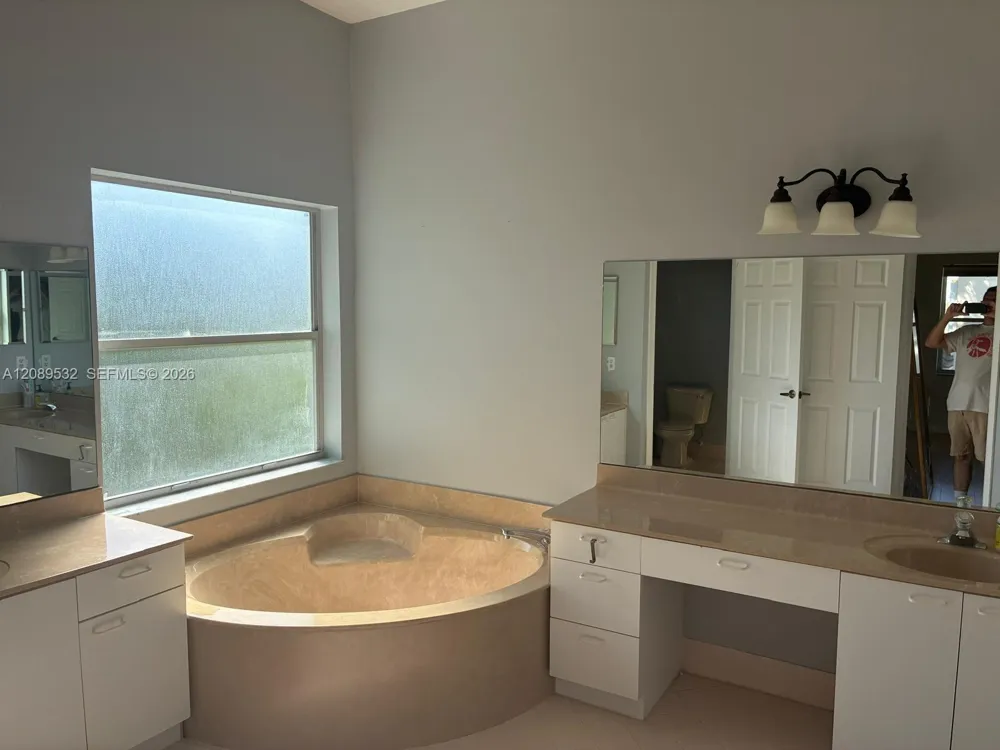 989 NW 156 AVE Pembroke Pines, FL 33028