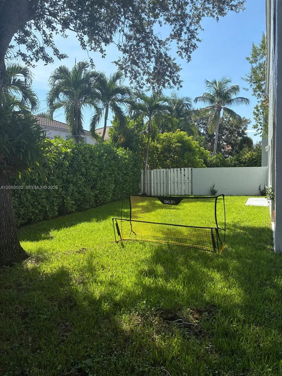 989 NW 156 AVE Pembroke Pines, FL 33028