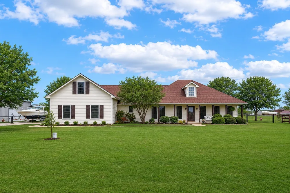 108 High Meadows Court Decatur, TX 76234