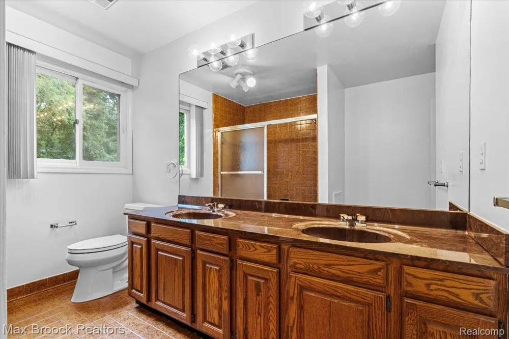 1830 Lone Pine Road Bloomfield Charter Township, MI 48302