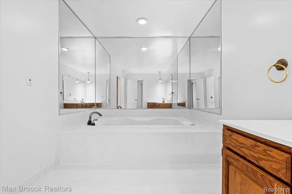 1830 Lone Pine Road Bloomfield Charter Township, MI 48302