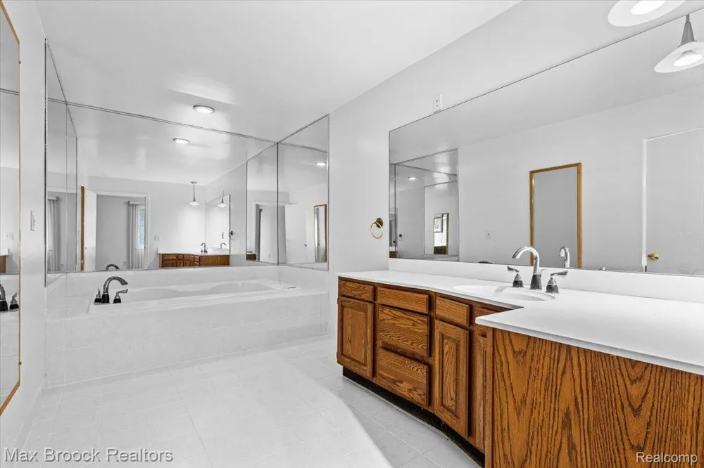 1830 Lone Pine Road Bloomfield Charter Township, MI 48302
