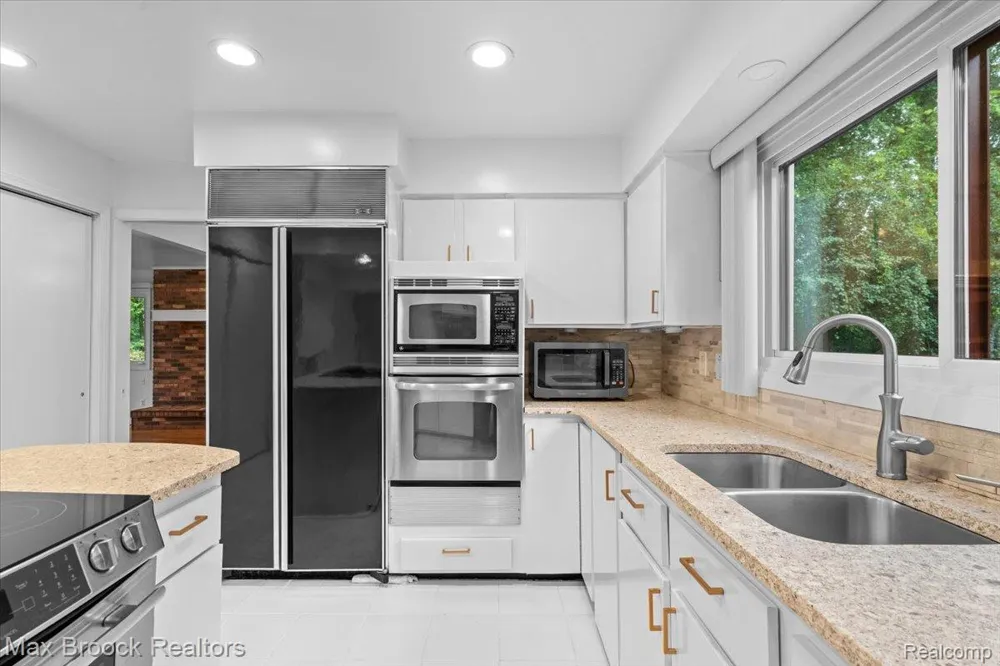 1830 Lone Pine Road Bloomfield Charter Township, MI 48302
