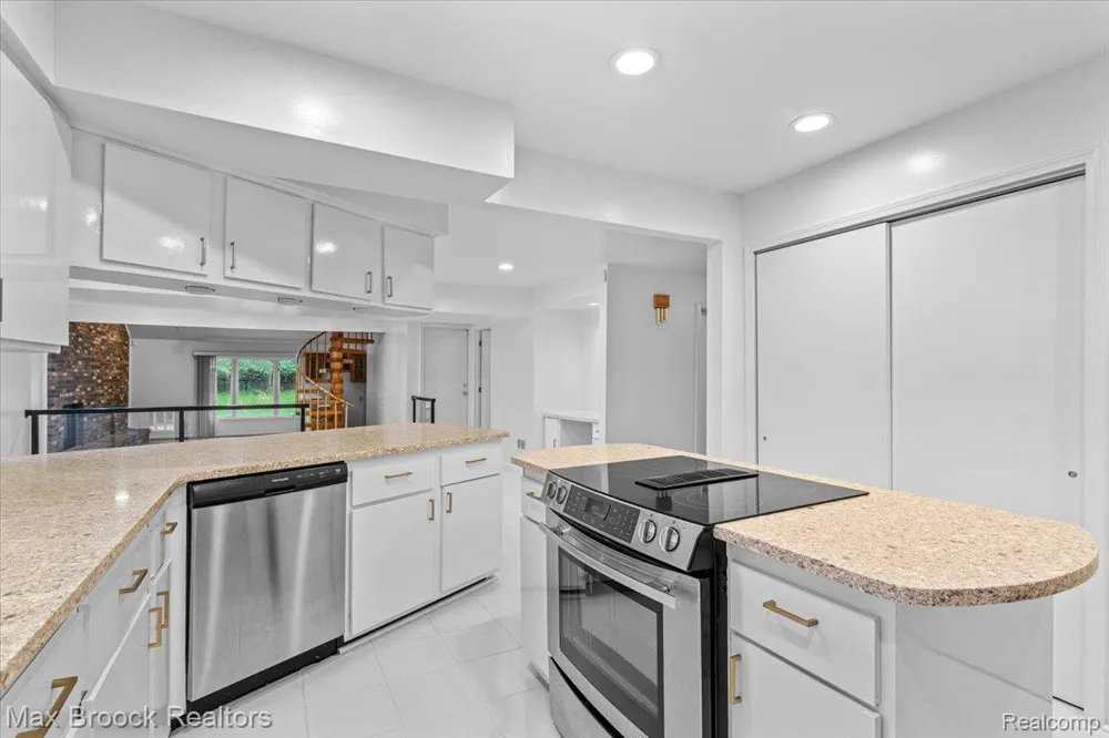 1830 Lone Pine Road Bloomfield Charter Township, MI 48302