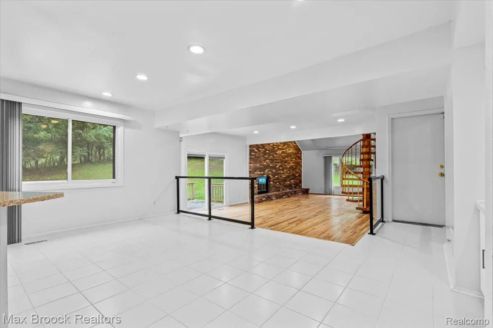 1830 Lone Pine Road Bloomfield Charter Township, MI 48302