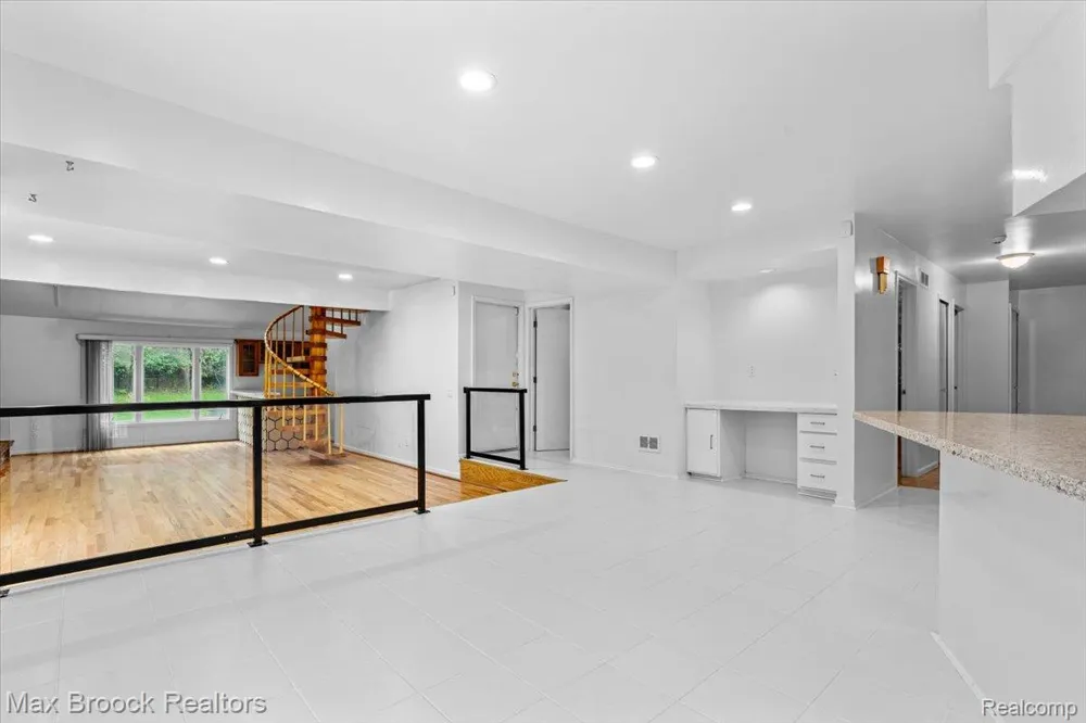 1830 Lone Pine Road Bloomfield Charter Township, MI 48302