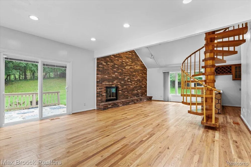 1830 Lone Pine Road Bloomfield Charter Township, MI 48302