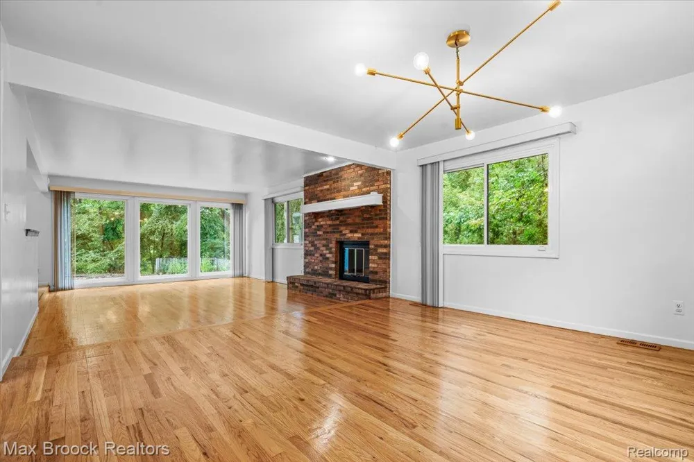 1830 Lone Pine Road Bloomfield Charter Township, MI 48302