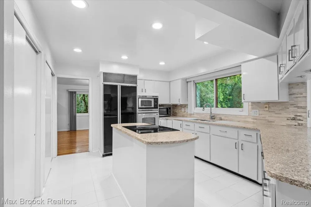 1830 Lone Pine Road Bloomfield Charter Township, MI 48302