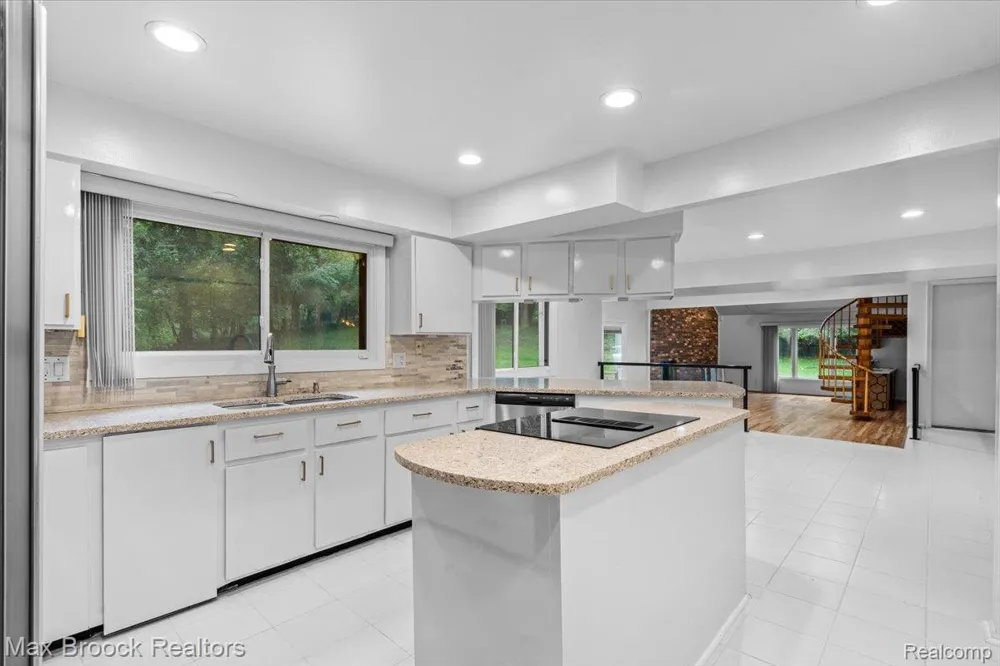 1830 Lone Pine Road Bloomfield Charter Township, MI 48302