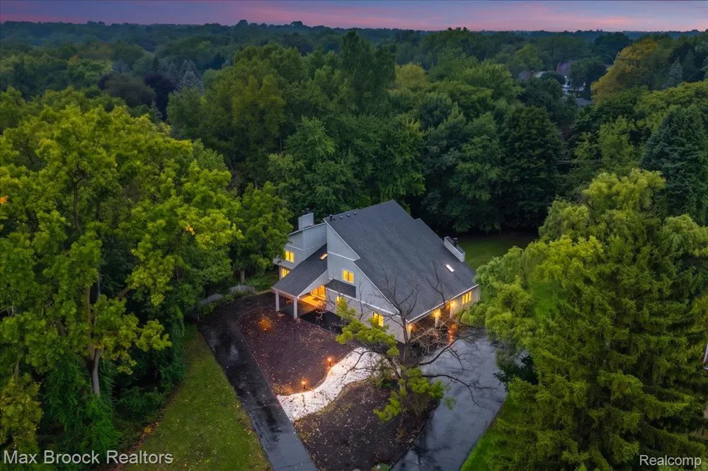 1830 Lone Pine Road Bloomfield Charter Township, MI 48302
