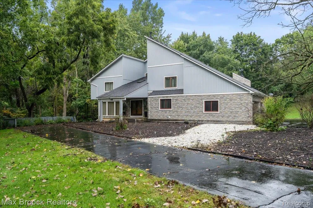 1830 Lone Pine Road Bloomfield Charter Township, MI 48302