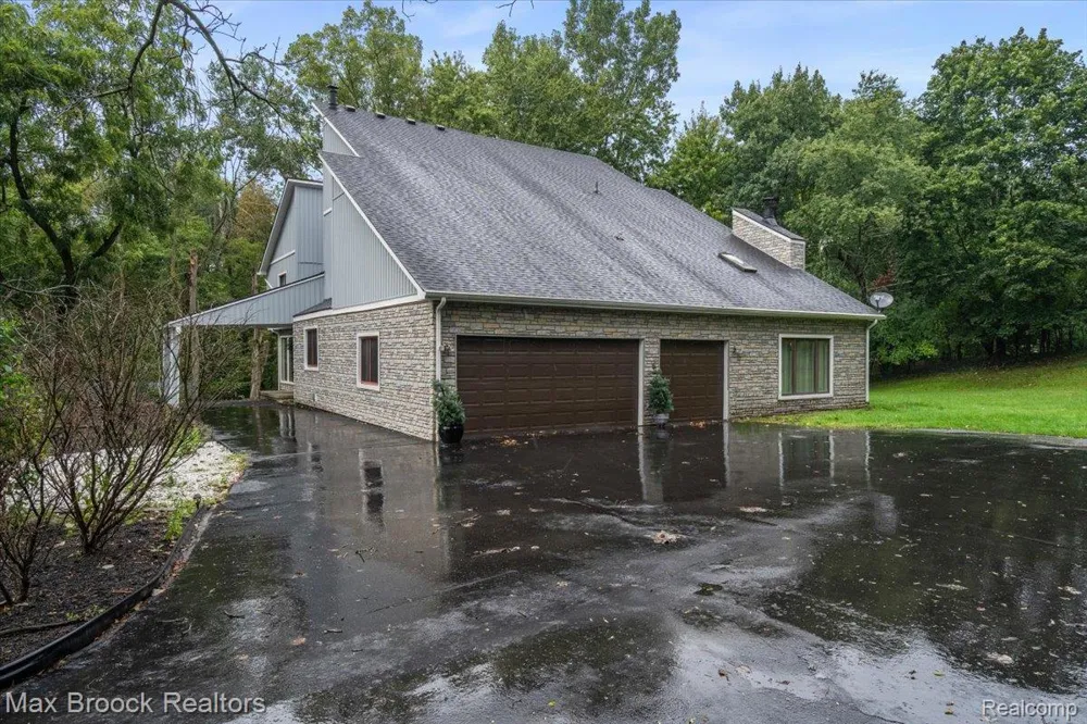 1830 Lone Pine Road Bloomfield Charter Township, MI 48302
