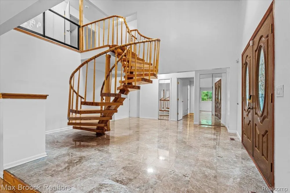 1830 Lone Pine Road Bloomfield Charter Township, MI 48302