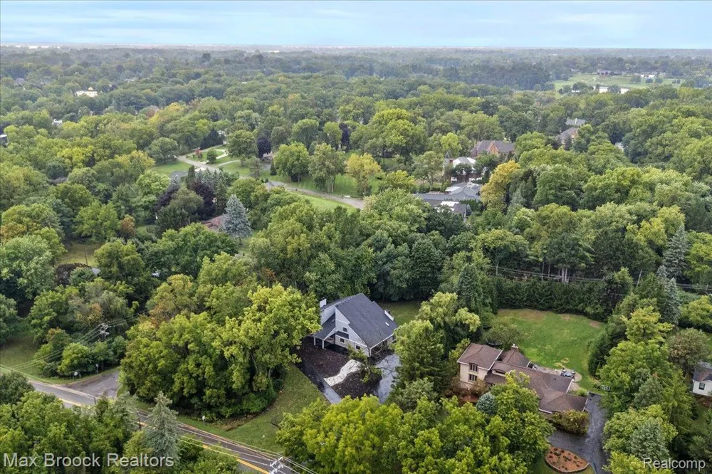 1830 Lone Pine Road Bloomfield Charter Township, MI 48302