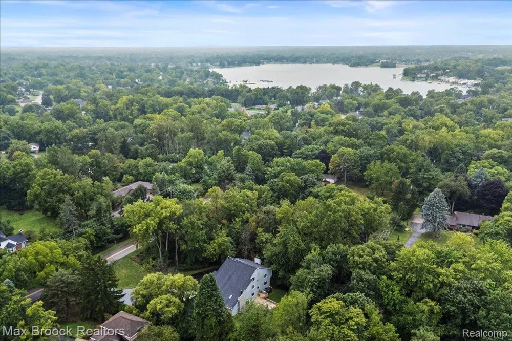 1830 Lone Pine Road Bloomfield Charter Township, MI 48302