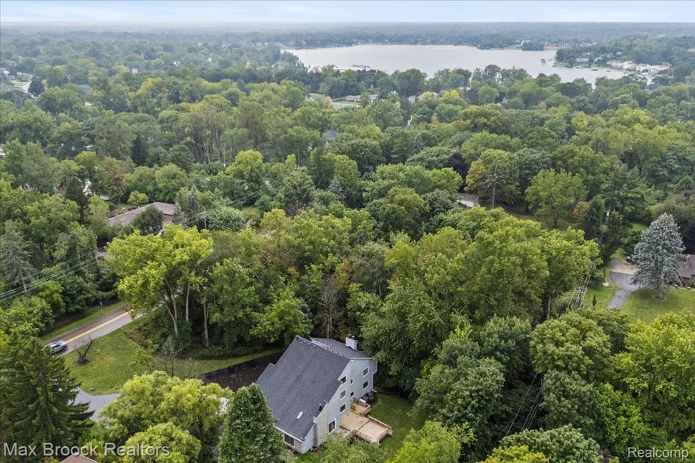 1830 Lone Pine Road Bloomfield Charter Township, MI 48302