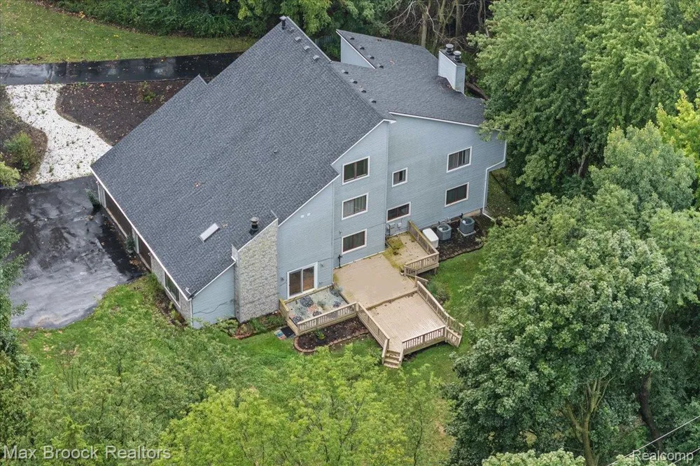 1830 Lone Pine Road Bloomfield Charter Township, MI 48302