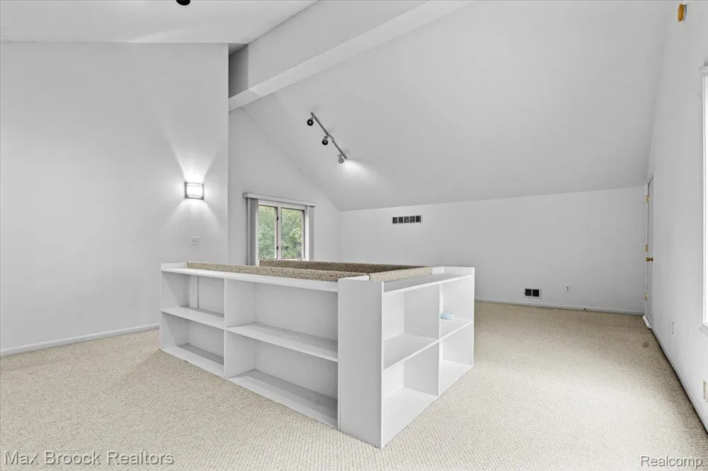 1830 Lone Pine Road Bloomfield Charter Township, MI 48302
