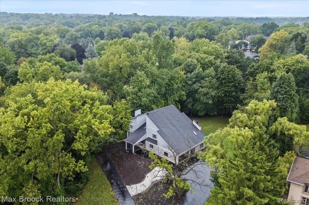 1830 Lone Pine Road Bloomfield Charter Township, MI 48302
