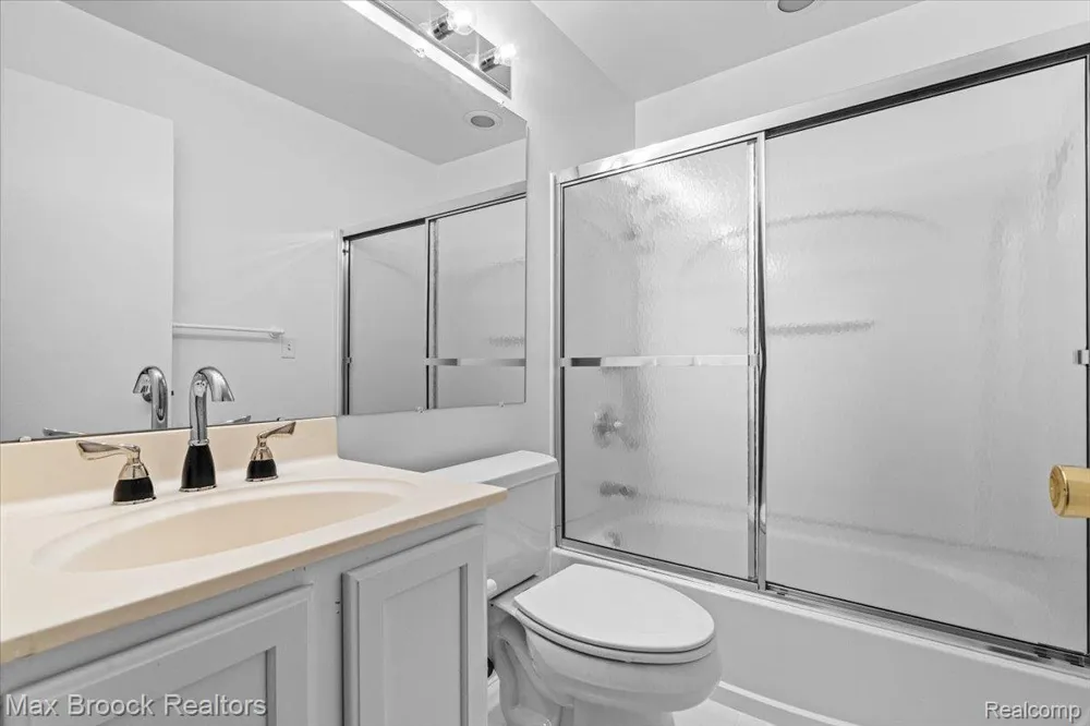 1830 Lone Pine Road Bloomfield Charter Township, MI 48302