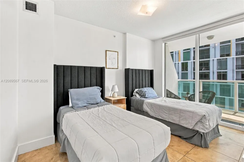 41 SE 5th St #710 Miami, FL 33131