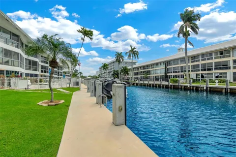 3050 NE 48th Street #208
