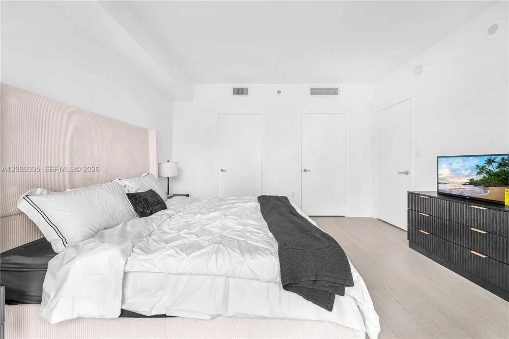 500 Brickell Ave #1605 Miami, FL 33131