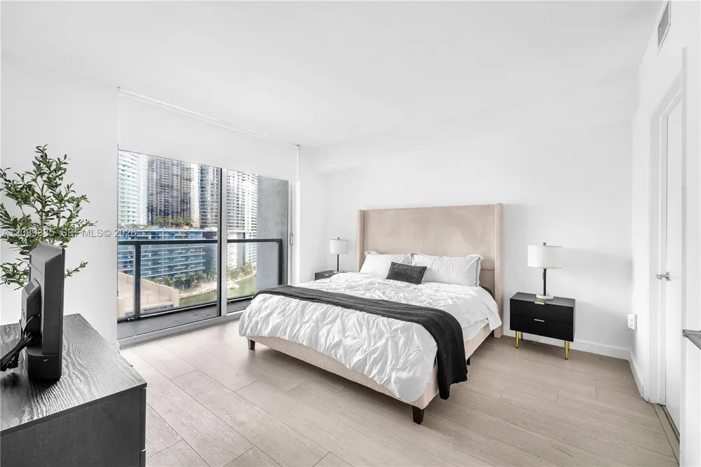 500 Brickell Ave #1605 Miami, FL 33131