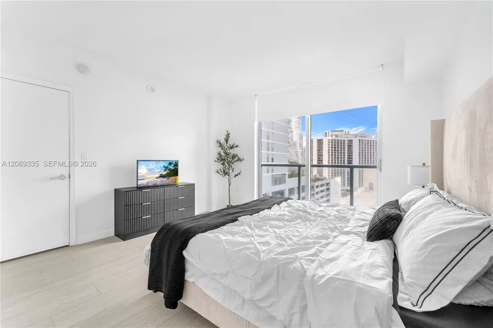 500 Brickell Ave #1605 Miami, FL 33131