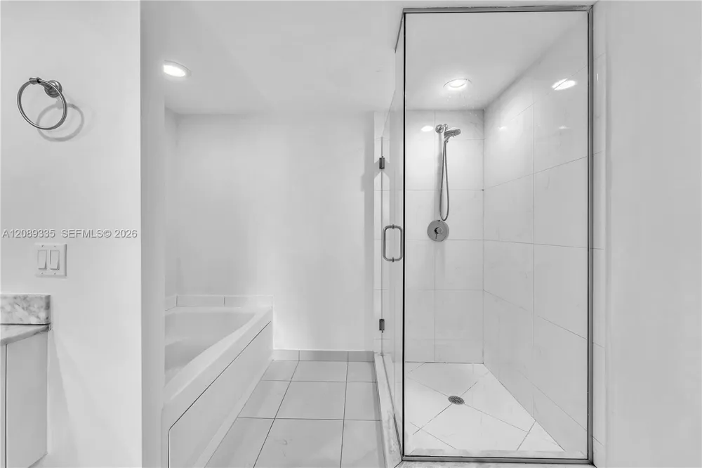 500 Brickell Ave #1605 Miami, FL 33131