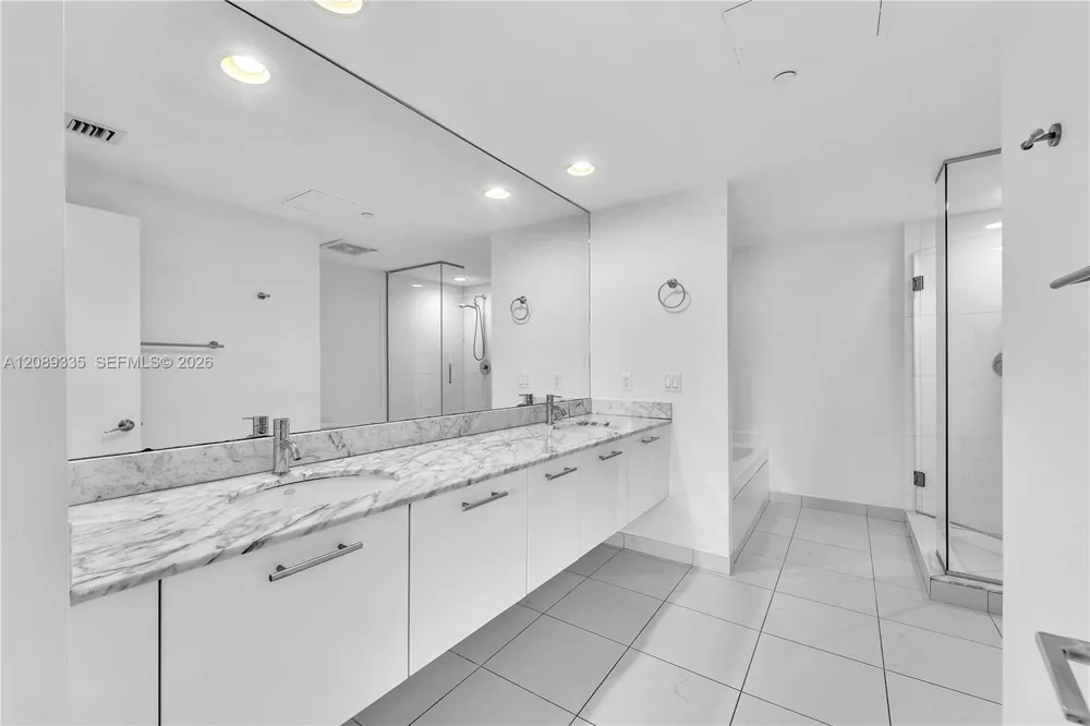 500 Brickell Ave #1605 Miami, FL 33131