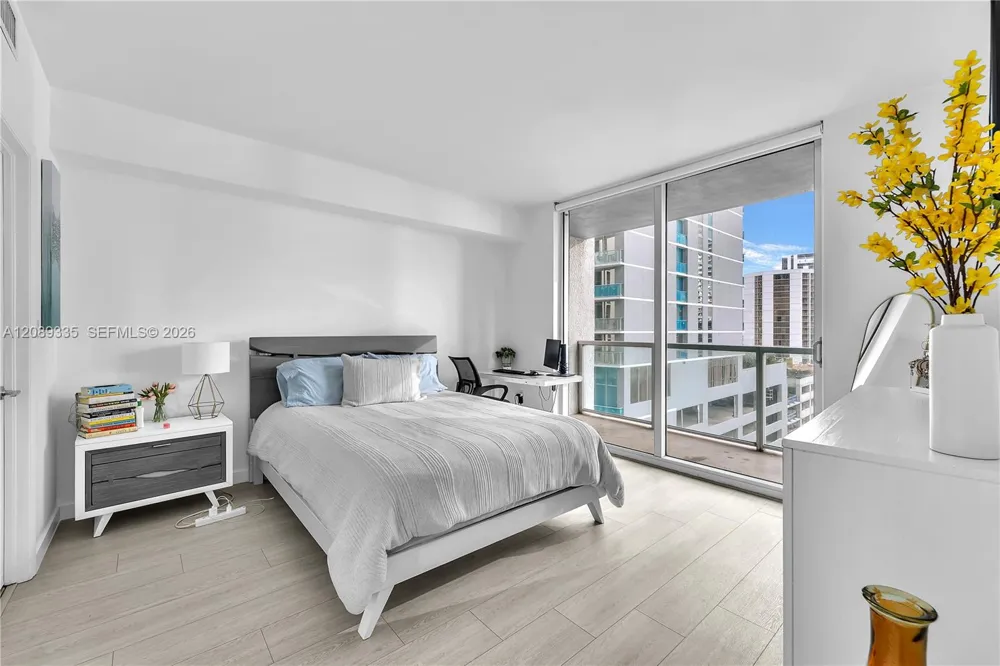 500 Brickell Ave #1605 Miami, FL 33131
