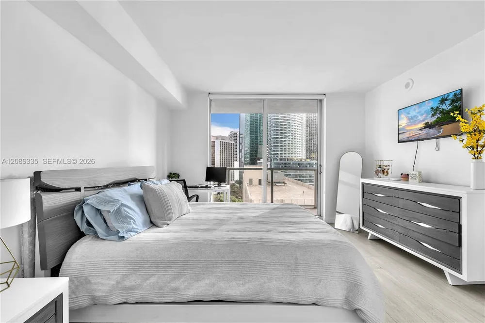 500 Brickell Ave #1605 Miami, FL 33131