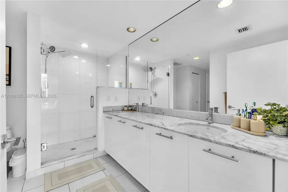 500 Brickell Ave #1605 Miami, FL 33131