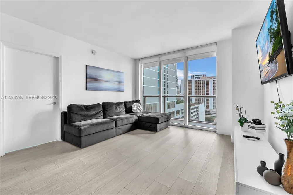 500 Brickell Ave #1605 Miami, FL 33131